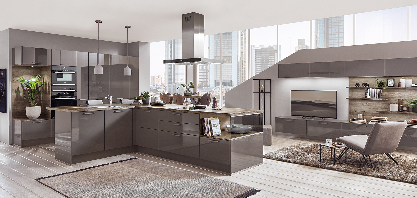 Cucina moderna e elegante con elettrodomestici integrati e un'area living abbinata, con vista sullo skyline della città attraverso ampie finestre, che fondono funzionalità e stile.