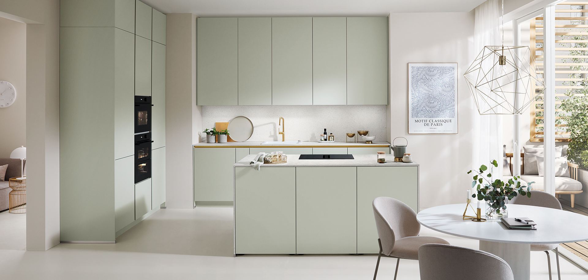 Moderní kuchyně s pastelově zelenými skříňkami, vestavěnými spotřebiči a útulným jídelním prostorem, který představuje minimalistický design a světlou, vzdušnou atmosféru.