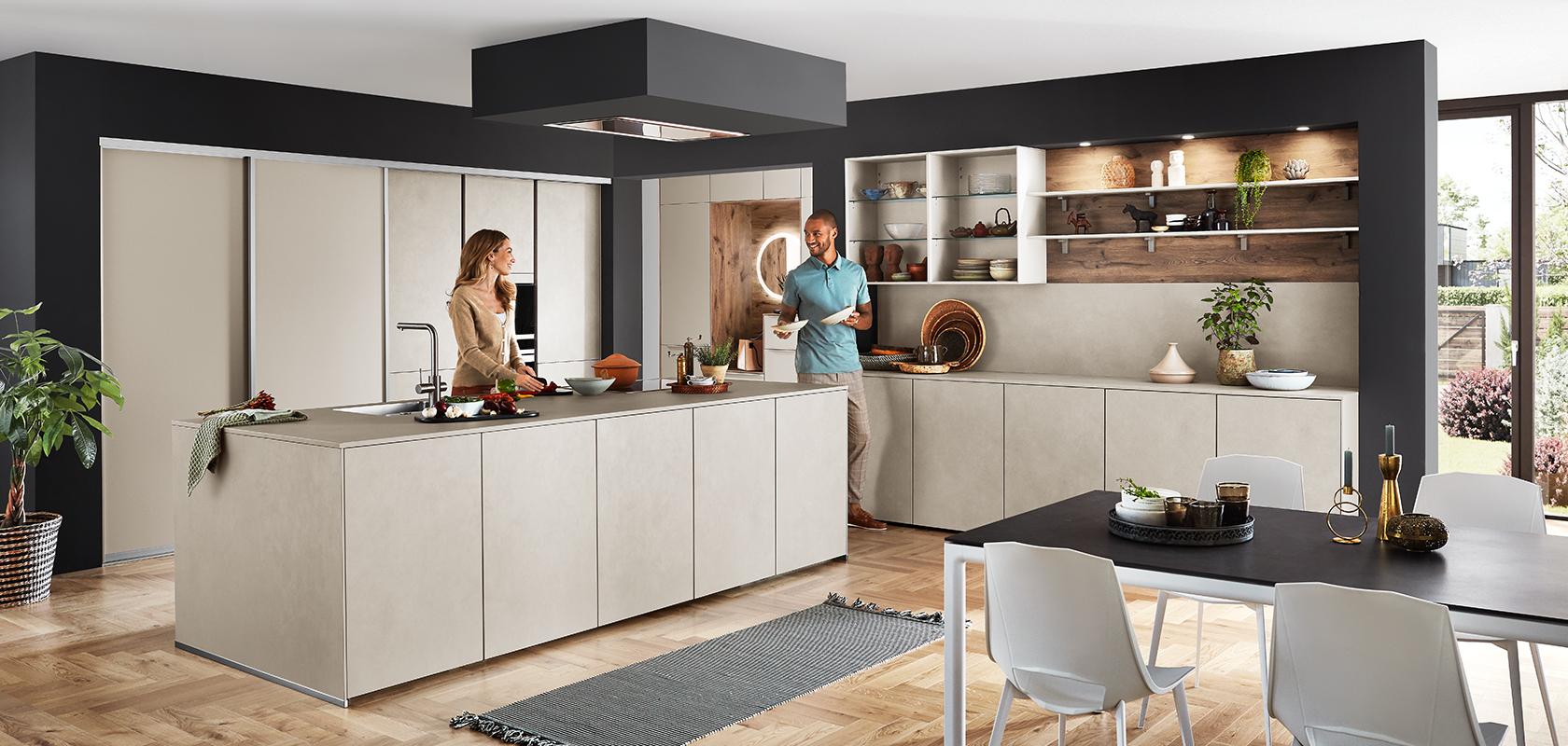Elegantes modernes Küchendesign mit einer zentralen Insel, offenen Regalen und integrierten Geräten, während ein Paar ein Gespräch an der Arbeitsplatte genießt.