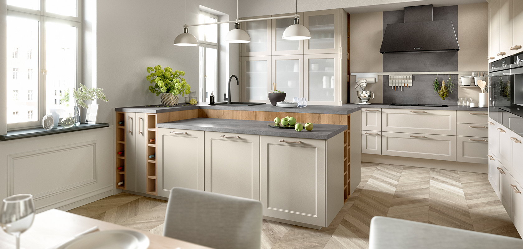 Elegante interno di cucina con luce naturale, caratterizzato da un pavimento in legno, armadi beige, elettrodomestici moderni e un'atmosfera accogliente e invitante.
