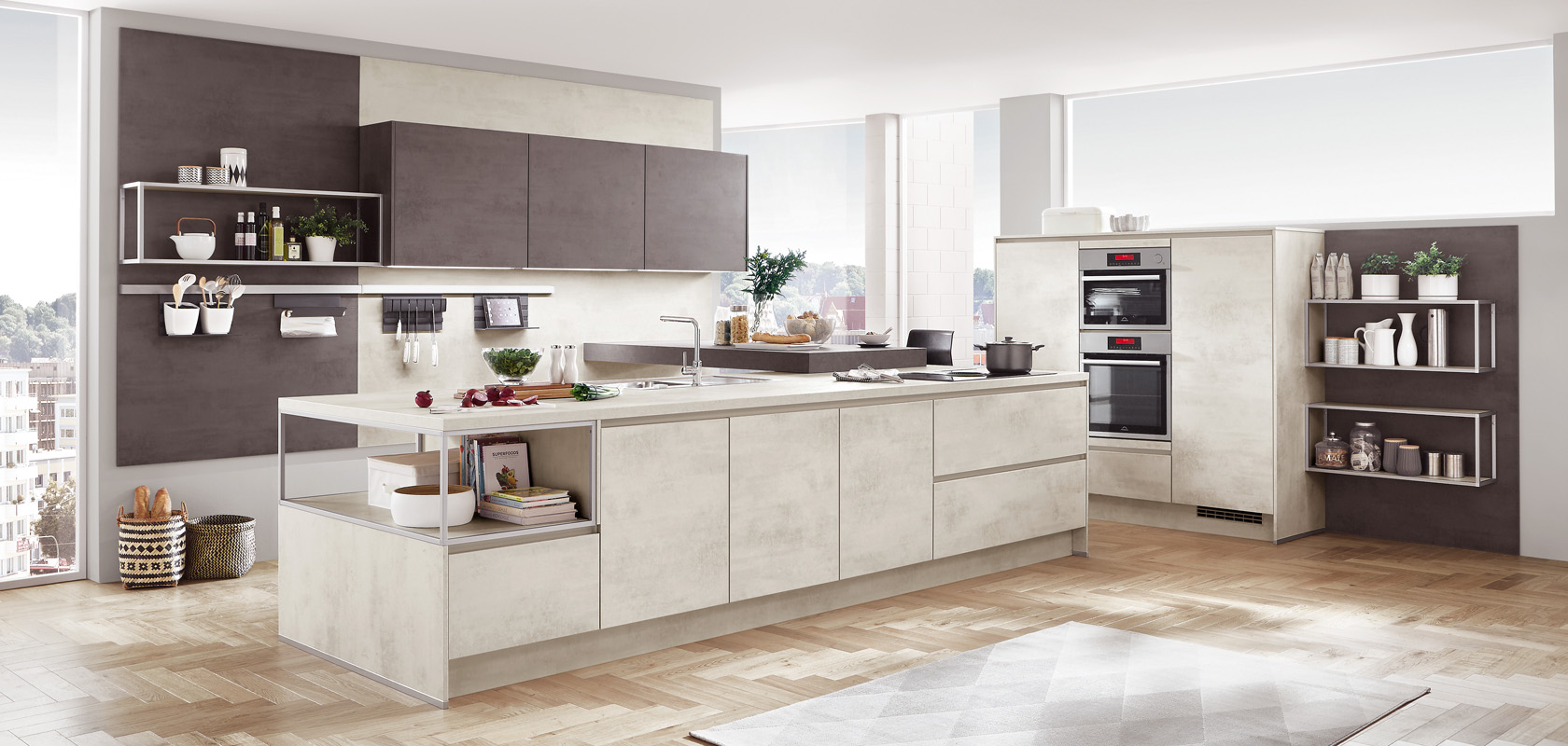 Una cucina moderna con eleganti armadi beige e grigi scuri, elettrodomestici integrati e un'isola centrale situata di fronte a una vista sulla città.