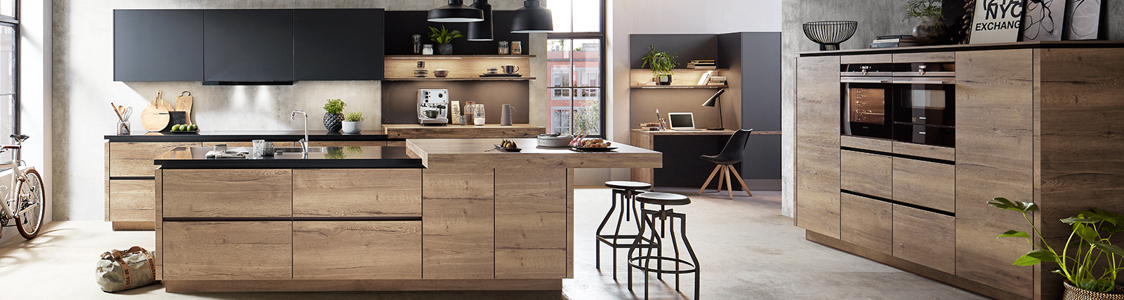 Cucina moderna con armadi in legno, isola, elettrodomestici di alta gamma e arredamento urbano chic in uno spazio aperto e arioso.