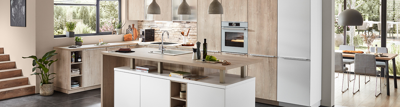 Design contemporaneo della cucina con linee pulite, elettrodomestici integrati, isola centrale e abbondante luce naturale, creando uno spazio funzionale e di stile.