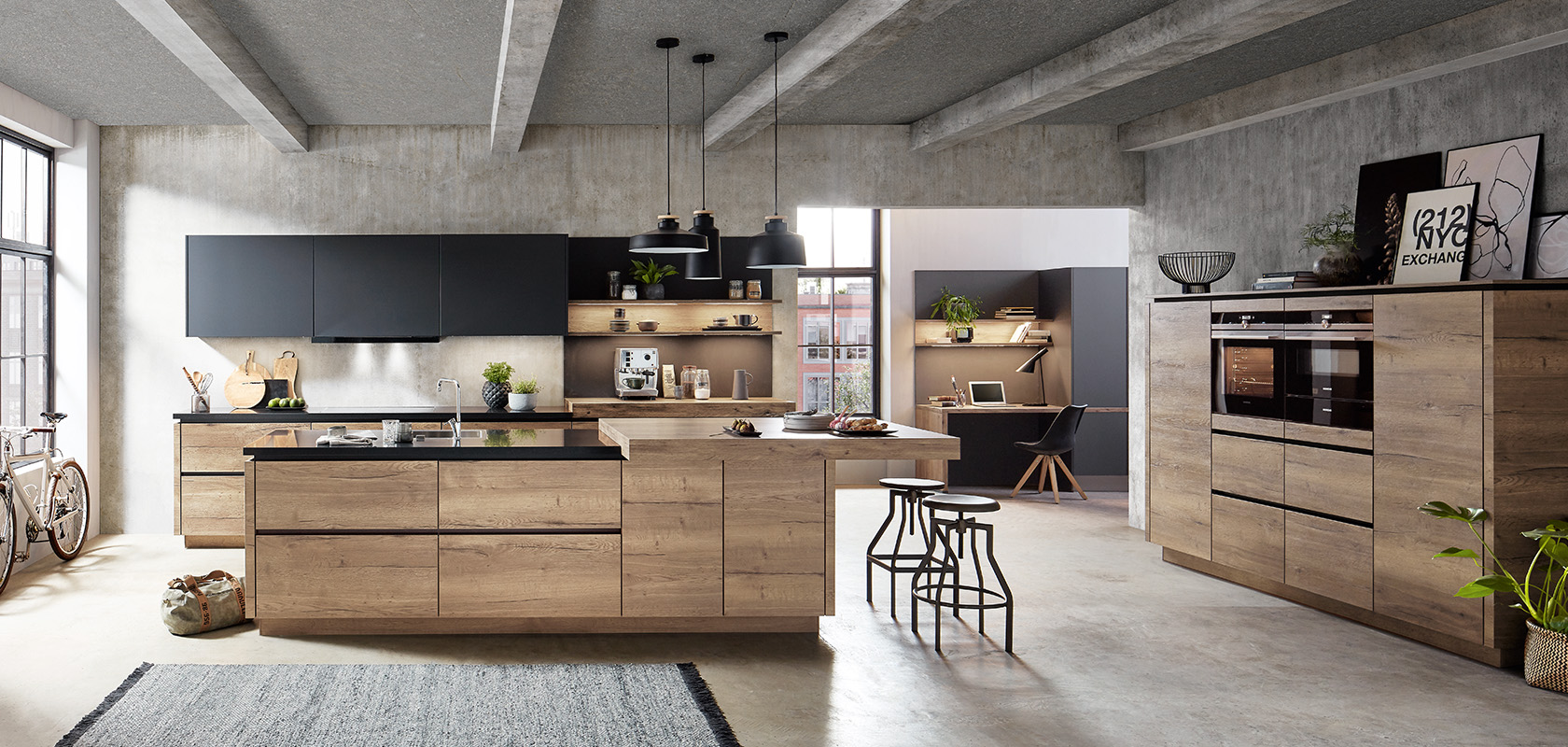 Moderní kuchyňský interiér s kombinací průmyslového a rustikálního stylu s dřevěnými prvky, nerezovými spotřebiči a elegantním zařízením snídaně u baru.