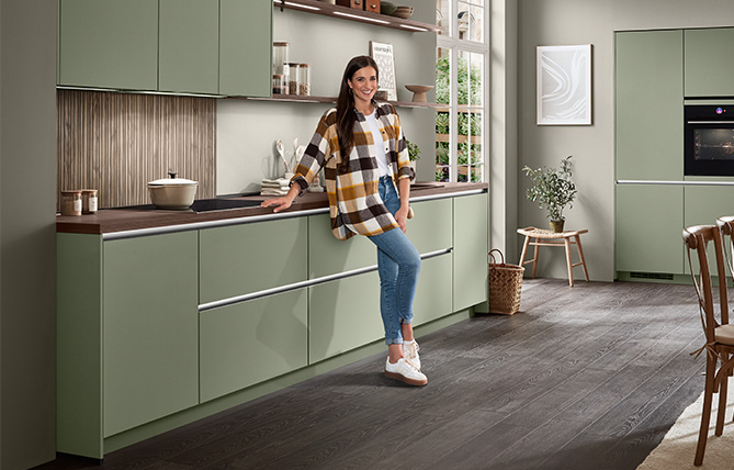 Moderne nobilia Küche mit Front SENSO 495 in Olive Premium matt und passendem Einbau-Backofen, präsentiert von unserer Brandpartnerin Sallys Welt.