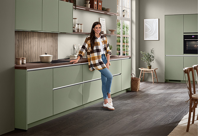 Bild von Sally in einer olivgrünen SENSO 495 Küchen, welches die Frontenvielfalt darstellt.