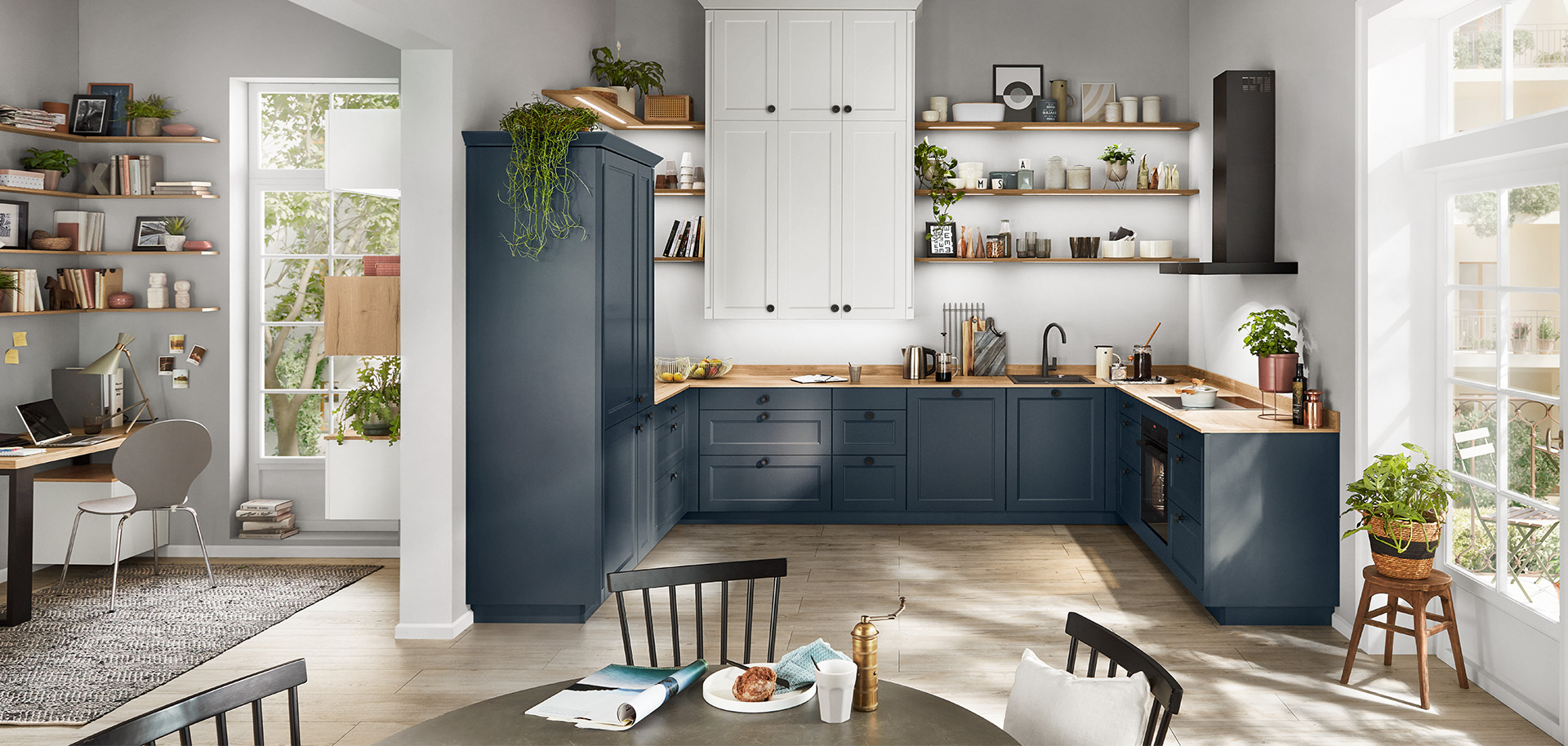 Moderne Landhausküche mit Herd und Kochbereich in nobilia Front Cascada 778 in Fjordblau. Die Küche bietet eine elegante Kombination aus blauen Unterschränken, offenen Regalen, weißen Oberschränken und integriertem Arbeitsplatz