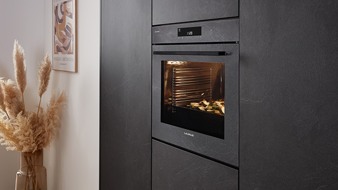 Laurus Backofen in Grauschiefer integriert in eine moderne nobilia Küche mit passender Front in Steinoptik für ein harmonisches Küchendesign.