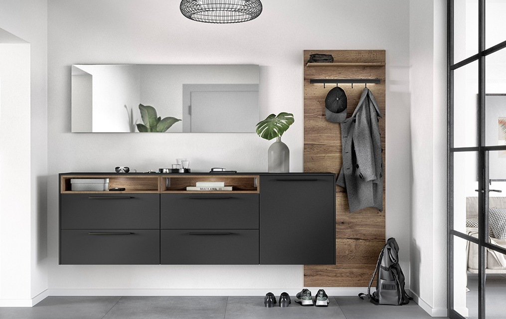 Moderní koupelnový interiér s elegantním uhlím šedým umyvadlovým stolem, dřevěnými doplňky a minimalistickým dekorem, vytvářející elegantní a současný obytný prostor.