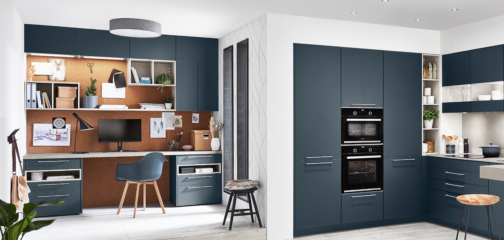 Stilvolle Home-Office-Ecke in einer Küche mit einem zeitgenössischen Schreibtisch, Regalen und minimalistischen Schränken in einem abgestimmten blauen und Holz-Finish.