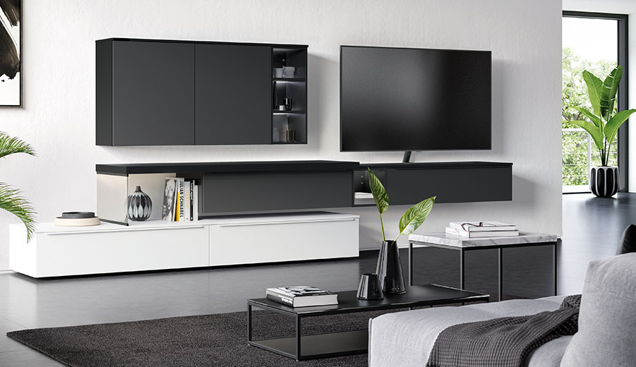 Modernes Wohnzimmer mit eleganten schwarzen und weißen Möbeln, darunter wandmontierte Schränke, eine flache Unterhaltungseinheit und einen Glastisch.