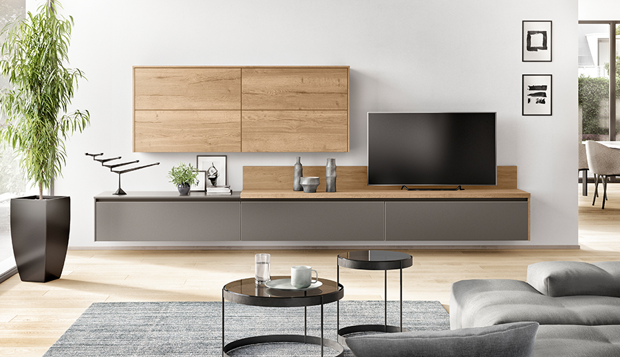 Minimalistisches Wohnzimmer mit einem modernen TV-Ständer, Holzschränken, einem gemütlichen Sofa und schicken Couchtischen, ergänzt durch dezente Dekoration und Grünpflanzen.