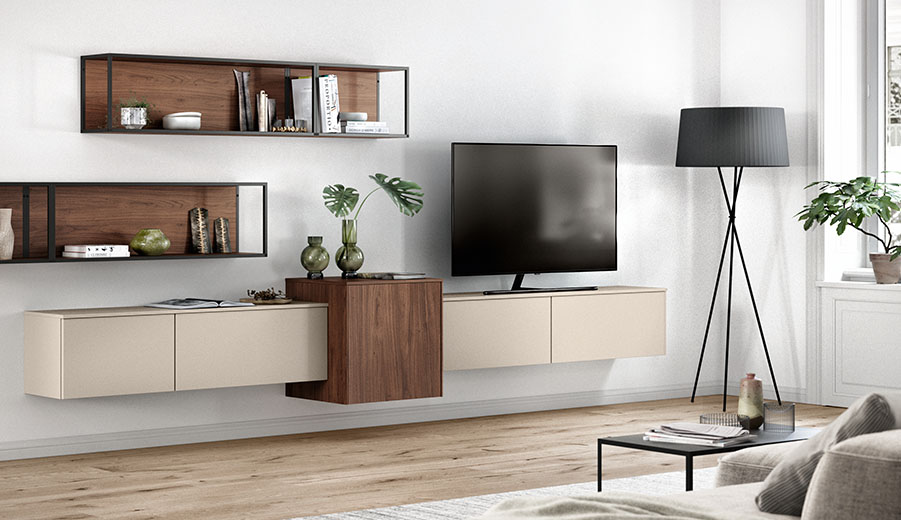 Modernes Wohnzimmer-Interieur mit einem minimalistischen TV-Ständer, schwebenden Regalen mit dekorativen Gegenständen und einer schlanken Stehlampe, die einen gemütlichen und stilvollen Raum schafft.