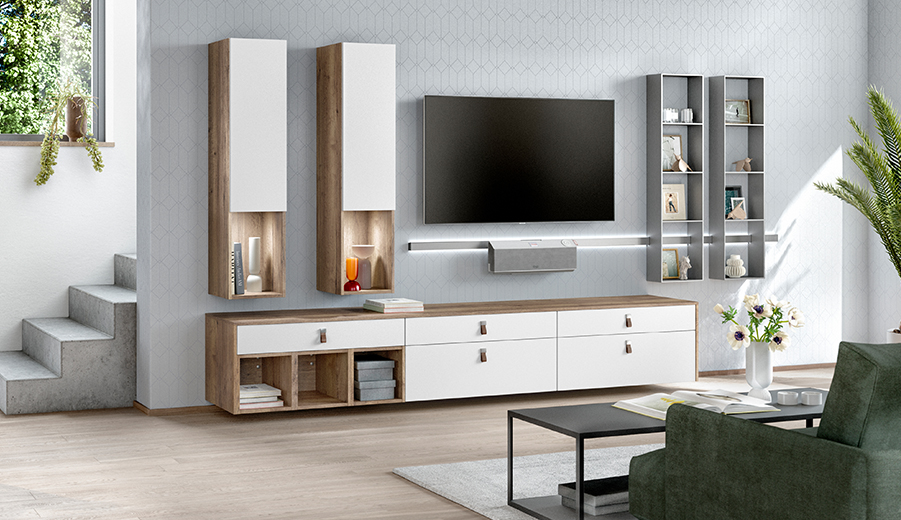 Modernes Wohnzimmer mit einem minimalistischen TV-Schrank mit offenen Regalen, weißen Schränken und einem geometrischen Tapetendesign, betont durch natürliches Licht und Grünpflanzen.