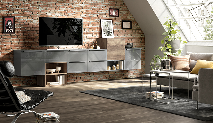 Modernes Wohnzimmerinterieur mit einem eleganten wandmontierten TV-Schrank, einer freiliegenden Ziegelwand, gemütlichem Sofa und einem Oberlicht, das eine warme und stilvolle Atmosphäre hervorruft.