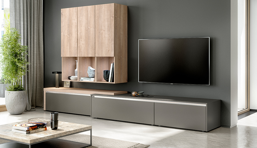 Modernes Wohnzimmerinterieur mit Holzschränken, schwebendem Regal, Flachbildfernseher und dekorativen Pflanzen, das eine minimalistische und zeitgenössische Designästhetik präsentiert.