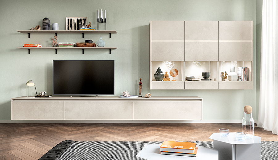 Zeitgemäßes Wohnzimmer mit einer eleganten, wandmontierten Fernseheinheit mit Regalen und Schränken, ergänzt durch minimalistische Dekoration und eine ruhige Farbpalette.