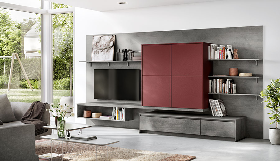 Modernes Wohnzimmerinterieur mit einem eleganten TV-Ständer, rotem Schrank, Bücherregalen und einer Glaswand, die einen Blick auf einen üppigen Garten bietet.