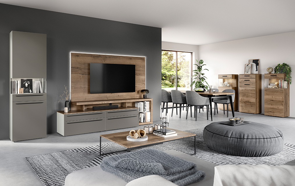 Moderní obývací pokoj s stylovým nábytkem, dřevěnými prvky a minimalistickým designem, který kombinuje funkčnost s moderním vzhledem.