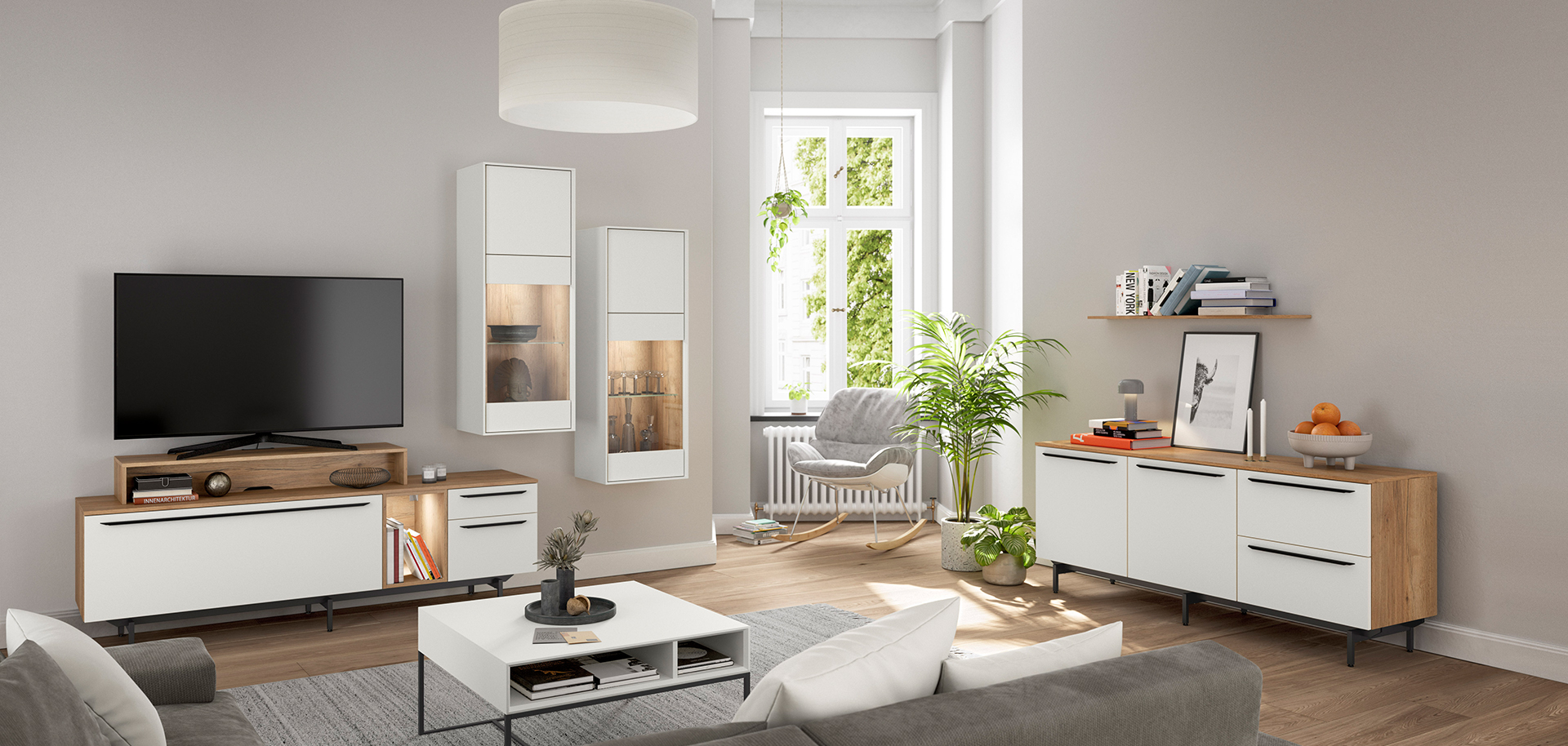 Současný obývací pokoj s elegantním nábytkem, zelenými rostlinami a přírodním světlem, vyzařující klidnou a moderní atmosféru.
