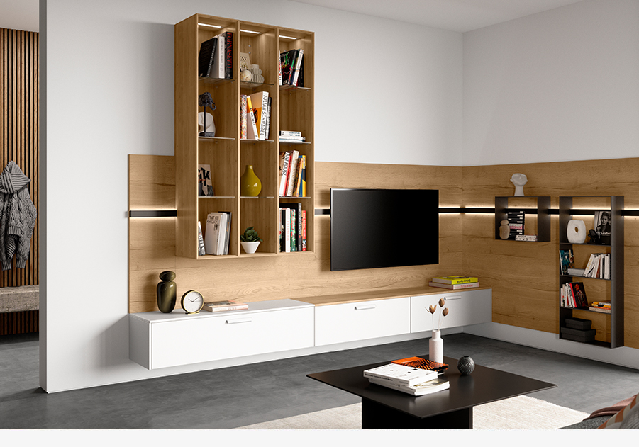 Nowoczesny wystrój salonu z eleganckimi drewnianymi regałami na książki, zamontowanym telewizorem i minimalistycznymi białymi szafkami podkreślonymi ciepłym oświetleniem.