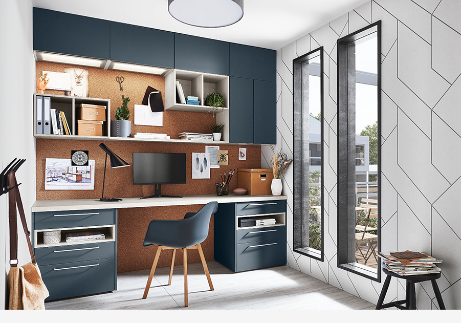 Oficina en casa moderna con gabinetes azul marino, acentos de madera y estanterías amplias, combinadas con un escritorio y silla minimalistas, ofreciendo un espacio de trabajo elegante con luz natural.