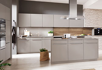 Interni di cucina moderni con eleganti armadi grigi, elettrodomestici all'avanguardia e un design minimalista con un'atmosfera calda e accogliente. Perfetto per le case contemporanee.
