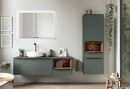 Modernes Badezimmerinterieur mit einer eleganten Waschtisch mit einem Aufsatzwaschbecken, einem wandmontierten Spiegel und minimalistischen Schränken, akzentuiert durch hängende Grünpflanzen und natürliche Dekorationen.