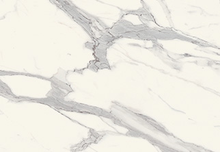 Eleganckie tło z białego marmuru z delikatnymi szarymi żyłkami, idealne do luksusowych elementów projektowych i wyrafinowanych tła na stronie internetowej.