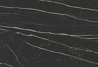 Eleganckie tło z czarnego marmuru z naturalnie występującymi białymi i złotymi wzorami liniowymi, przekazujące luksus i wyrafinowanie dla eleganckiego projektu strony internetowej.