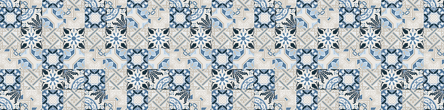 Ein kunstvolles blaues und cremefarbenes dekoratives Fliesenmuster mit wiederkehrenden geometrischen und floralen Designs, perfekt für einen anspruchsvollen Website-Hintergrund oder Banner.