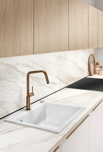 Küchenrückwand in der gleichen Farbe wie das Arbeitsplattendekor.