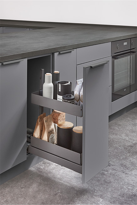 [Translate to en:] Hochschrank mit Innenauszügen