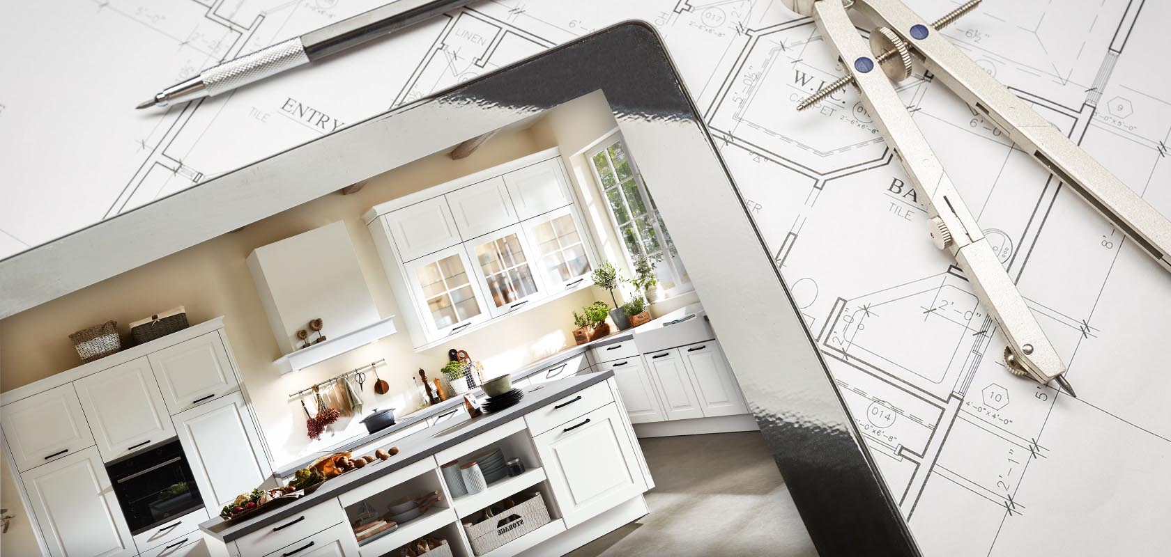 Transizione dai progetti a una cucina elegante e moderna con armadi bianchi, mostrando la trasformazione dal design al completamento nella ristrutturazione della casa.