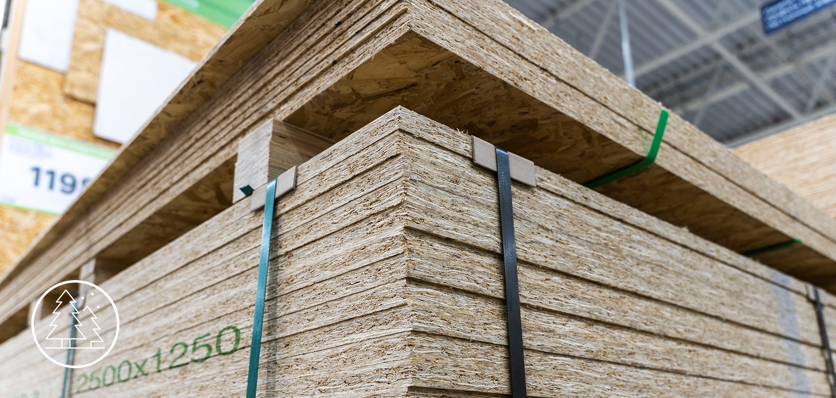 Des feuilles de panneaux de particules orientées (OSB) empilées dans un entrepôt, montrant leur construction en couches et leurs dimensions pour des projets de construction et d'amélioration de l'habitat.