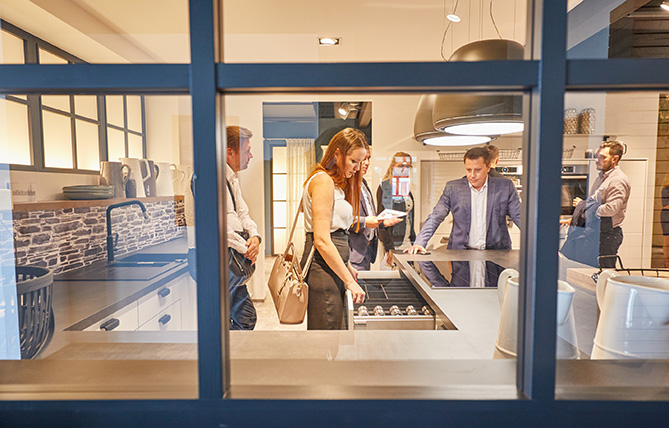 Visitatori ammirano l'esposizione di cucine nobilia a Verl