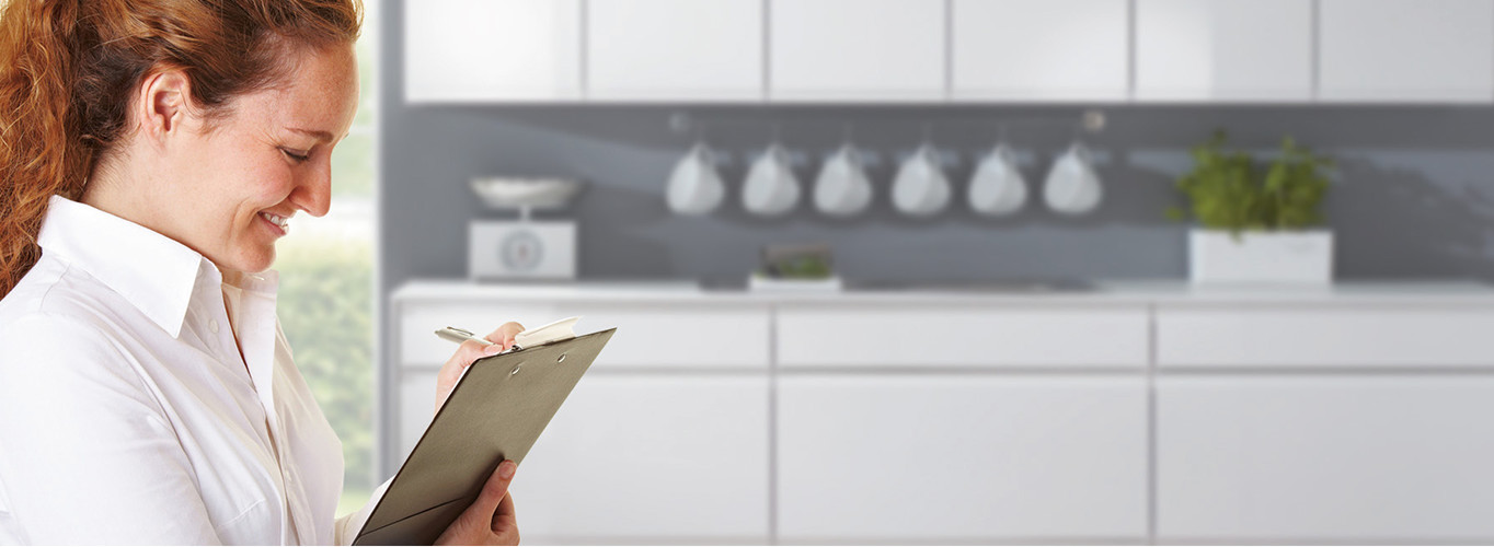 Donna controlla la qualità in base a una checklist