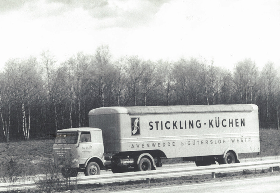 1961: Zakup pierwszego samochodu ciężarowego.